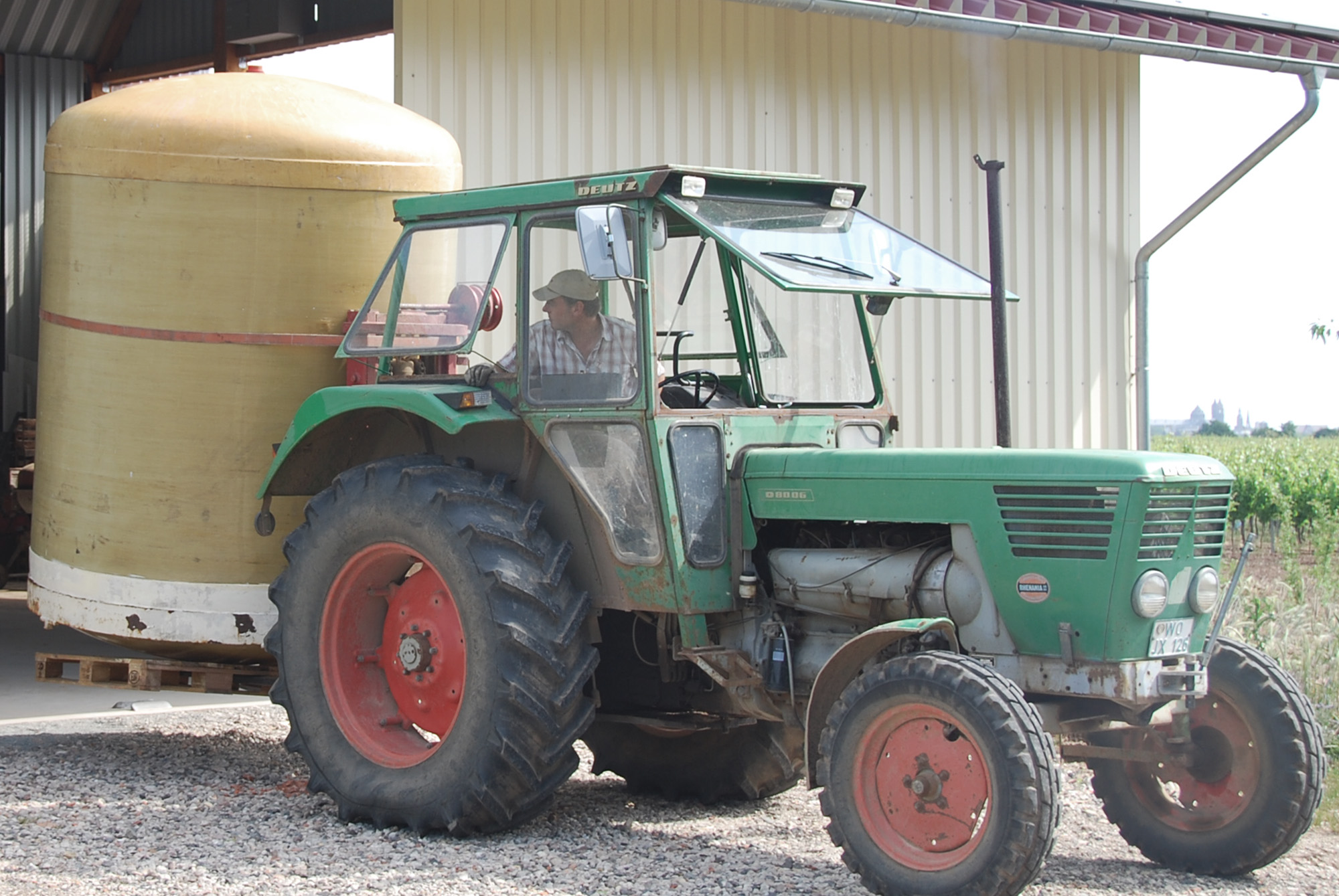 Traktor fährt Regenwasser in Tank aus Scheune